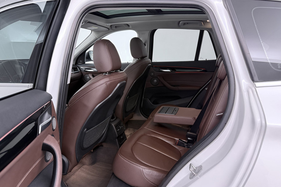 BMW X1 SDrive20i High Executive (PANORAMADAK, HARMAN/KARDON, GROOT-NAVIGATIE, STOELVERWARMING, DEALER ONDERHOUDEN)