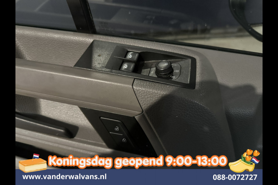 Volkswagen Crafter 2.0 TDI 141pk L3H3 L2H2 Euro6 Airco | Camera | Apple Carplay | Massagestoel | Cruisecontrol Android Auto, Chauffeurstoel