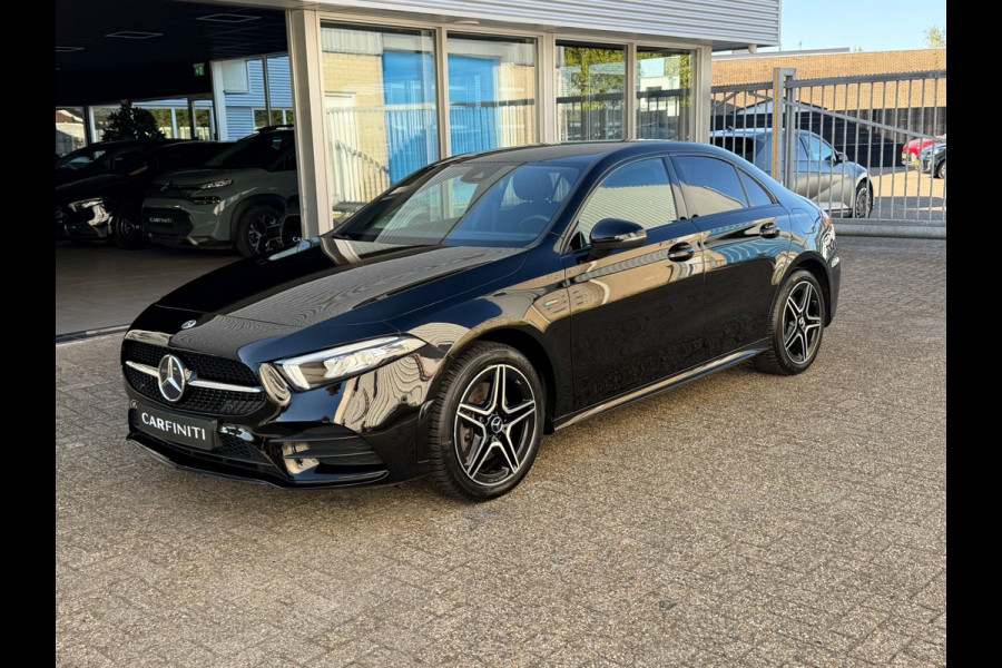 Mercedes-Benz A-Klasse 250 e Black-Edition Limousine AMG-LINE 218 Pk | Navigatie | Sfeerverlichting | Cruise | Climate | Full Led.