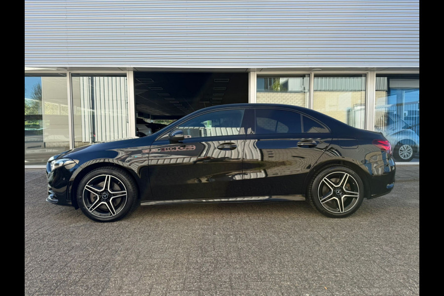 Mercedes-Benz A-Klasse 250 e Black-Edition Limousine AMG-LINE 218 Pk | Navigatie | Sfeerverlichting | Cruise | Climate | Full Led.