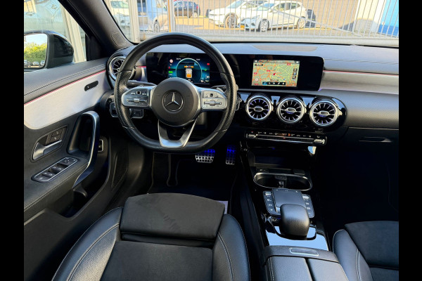 Mercedes-Benz A-Klasse 250 e Black-Edition Limousine AMG-LINE 218 Pk | Navigatie | Sfeerverlichting | Cruise | Climate | Full Led.