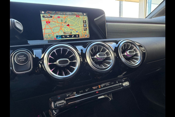 Mercedes-Benz A-Klasse 250 e Black-Edition Limousine AMG-LINE 218 Pk | Navigatie | Sfeerverlichting | Cruise | Climate | Full Led.