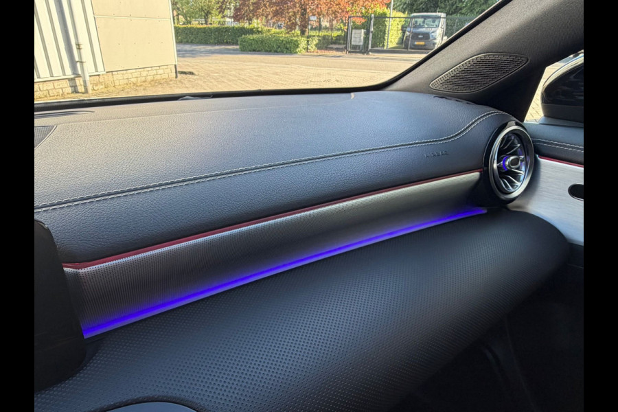 Mercedes-Benz A-Klasse 250 e Black-Edition Limousine AMG-LINE 218 Pk | Navigatie | Sfeerverlichting | Cruise | Climate | Full Led.