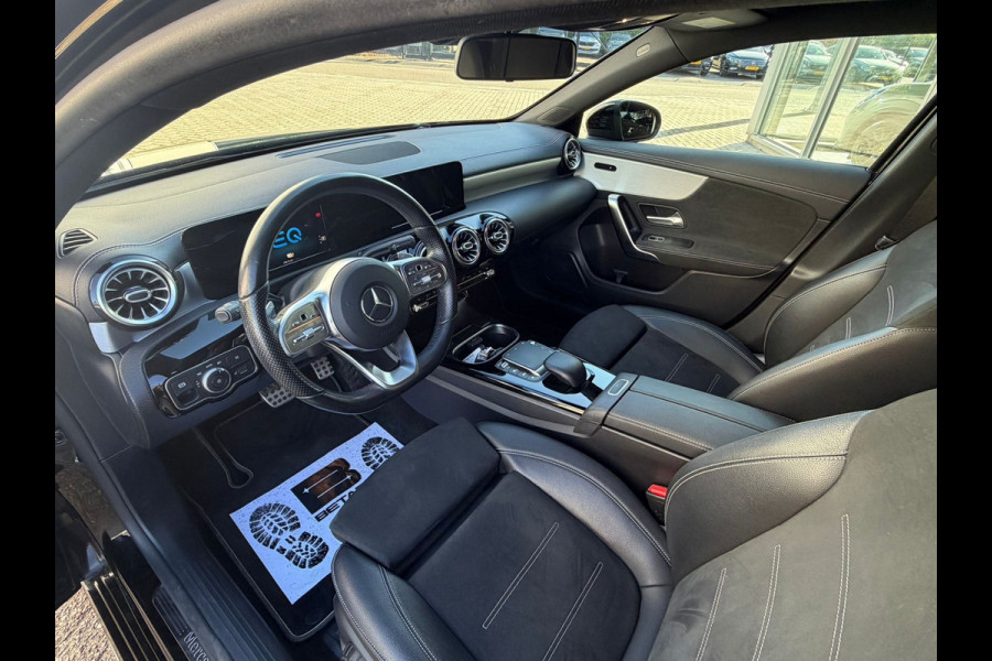Mercedes-Benz A-Klasse 250 e Black-Edition Limousine AMG-LINE 218 Pk | Navigatie | Sfeerverlichting | Cruise | Climate | Full Led.