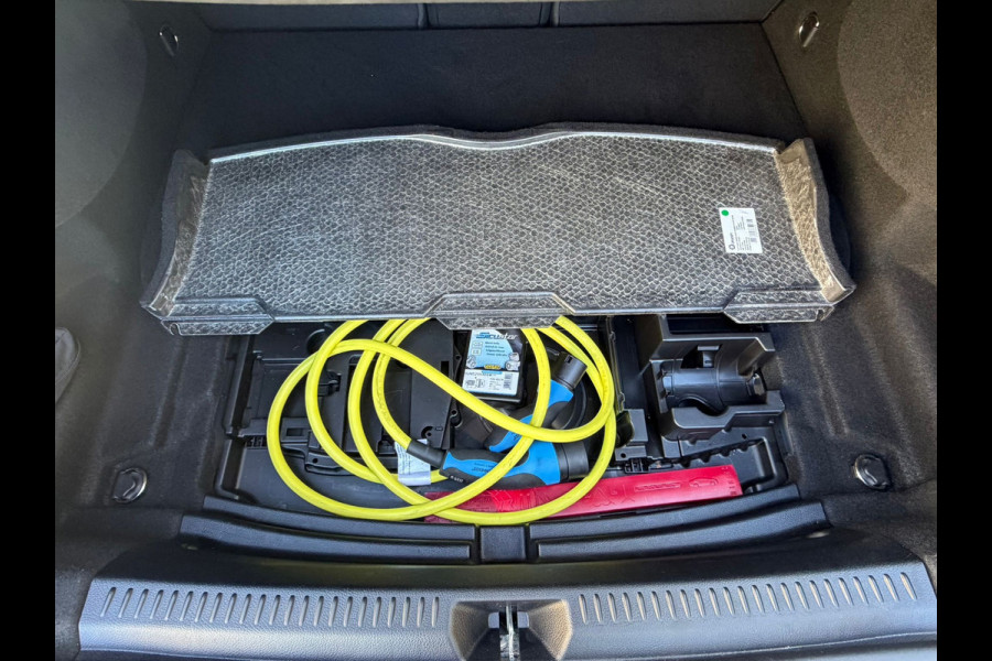 Mercedes-Benz A-Klasse 250 e Black-Edition Limousine AMG-LINE 218 Pk | Navigatie | Sfeerverlichting | Cruise | Climate | Full Led.