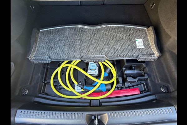 Mercedes-Benz A-Klasse 250 e Black-Edition Limousine AMG-LINE 218 Pk | Navigatie | Sfeerverlichting | Cruise | Climate | Full Led.