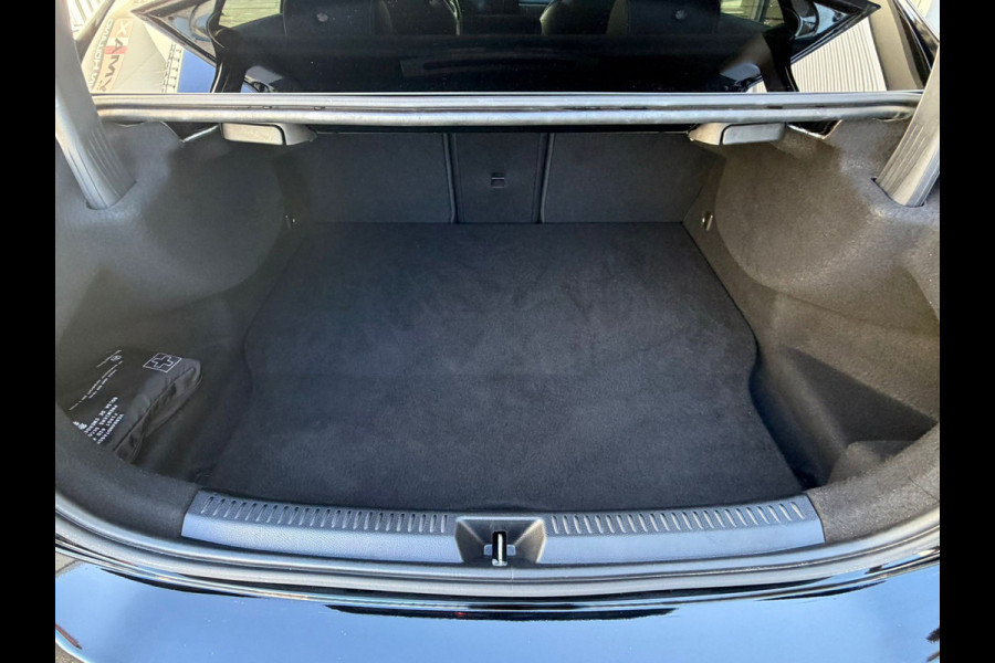 Mercedes-Benz A-Klasse 250 e Black-Edition Limousine AMG-LINE 218 Pk | Navigatie | Sfeerverlichting | Cruise | Climate | Full Led.