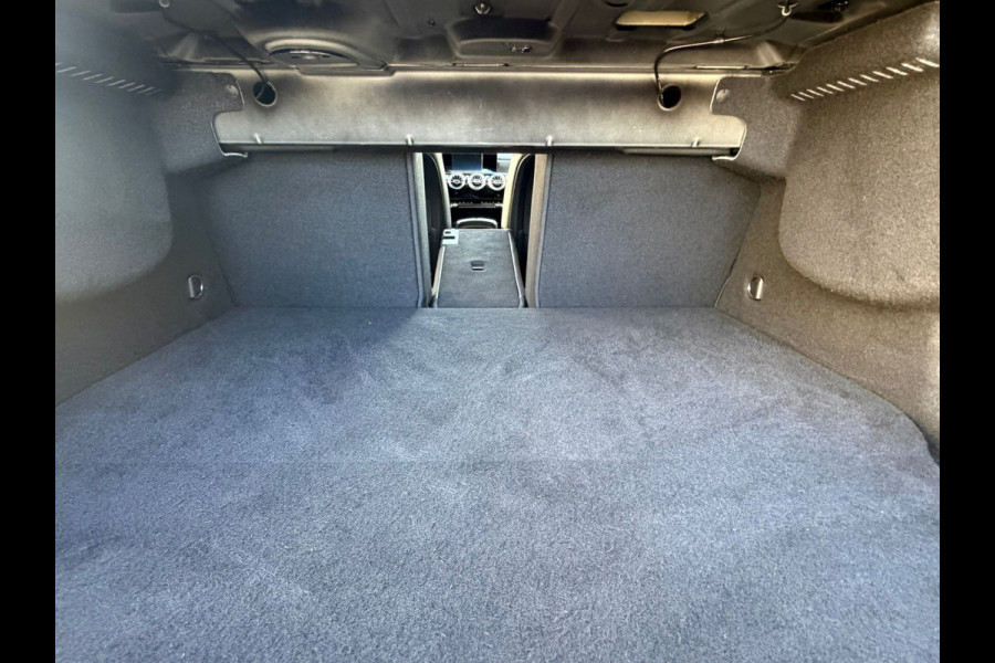 Mercedes-Benz A-Klasse 250 e Black-Edition Limousine AMG-LINE 218 Pk | Navigatie | Sfeerverlichting | Cruise | Climate | Full Led.