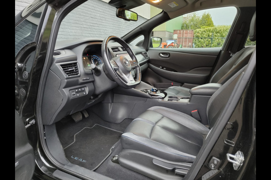 Nissan Leaf e+ Tekna 62kWh 218pk LEER Apple Carplay Android Auto Cruise control adaptief 360°Camera Navi Ecc Stoel+Stuurverwarming Keyless D Dodehoek detector Rijstrooksensor met correctie Uitparkeer waarschuwing Verkeersbord detectie Bluetooth Privacy Glas Lmv 17" Grootste Accu Grootste Actieradius Hoogste vermogen 218pk !