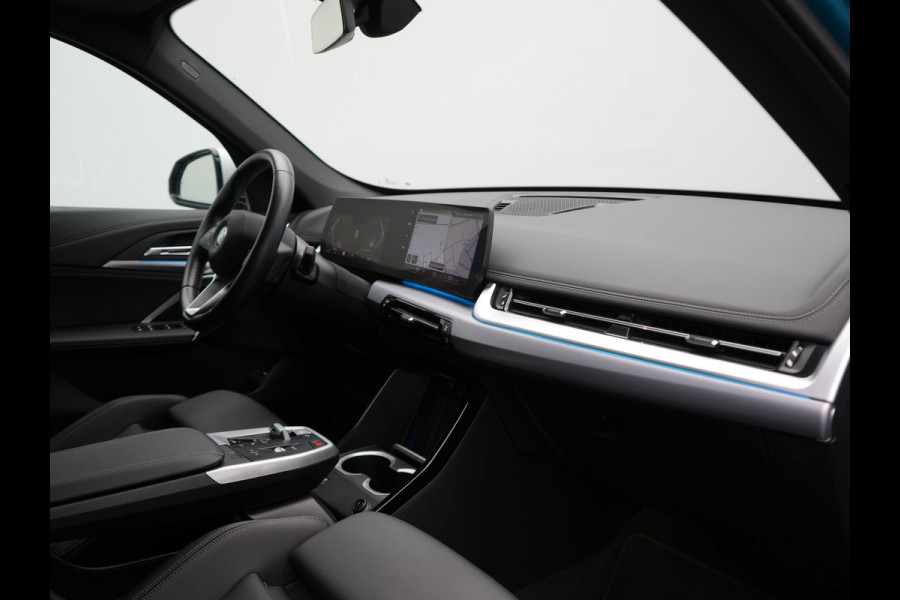 BMW X1 xDrive30e X Line PHEV 327pk Dealer O.H. | Camera | Lederen Sportstoelen & Stuur Verwarmd | Sfeerverlichting | Apple Carplay | Blis | Keyless | Navigatie | DAB | Cruise Control | 20"L.M | Plug In Hybrid |