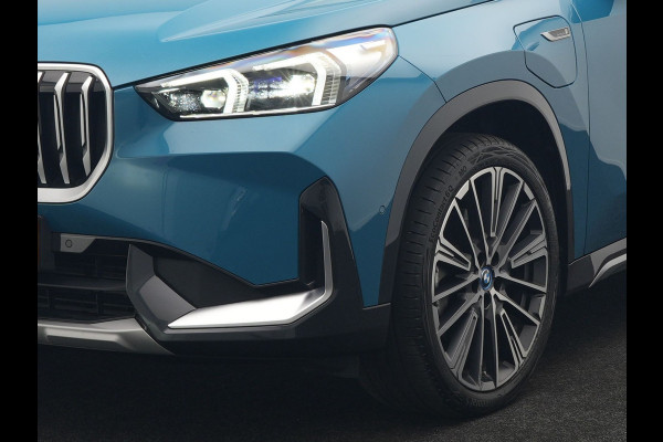 BMW X1 xDrive30e X Line PHEV 327pk Dealer O.H. | Camera | Lederen Sportstoelen & Stuur Verwarmd | Sfeerverlichting | Apple Carplay | Blis | Keyless | Navigatie | DAB | Cruise Control | 20"L.M | Plug In Hybrid |