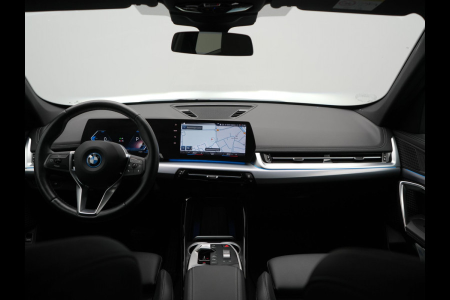 BMW X1 xDrive30e X Line PHEV 327pk Dealer O.H. | Camera | Lederen Sportstoelen & Stuur Verwarmd | Sfeerverlichting | Apple Carplay | Blis | Keyless | Navigatie | DAB | Cruise Control | 20"L.M | Plug In Hybrid |