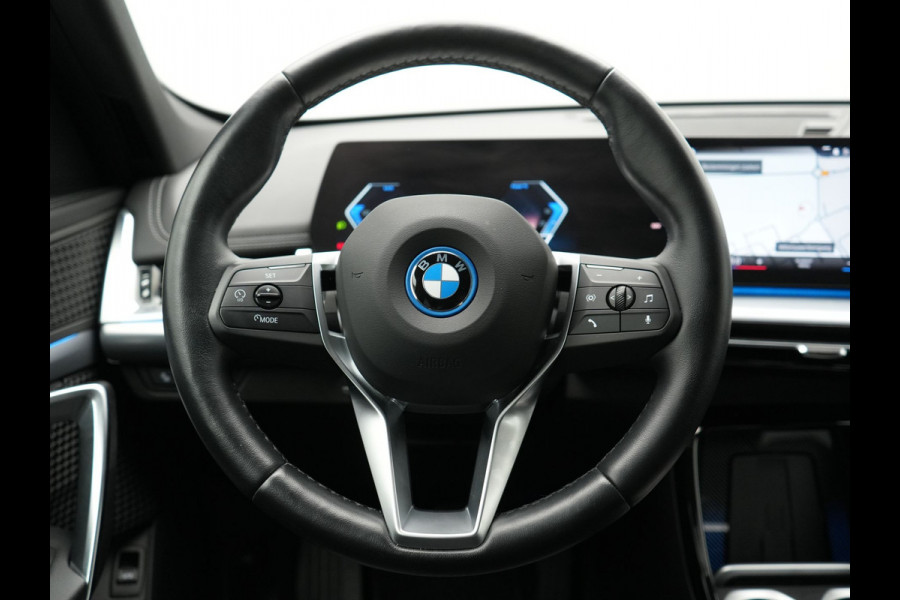 BMW X1 xDrive30e X Line PHEV 327pk Dealer O.H. | Camera | Lederen Sportstoelen & Stuur Verwarmd | Sfeerverlichting | Apple Carplay | Blis | Keyless | Navigatie | DAB | Cruise Control | 20"L.M | Plug In Hybrid |
