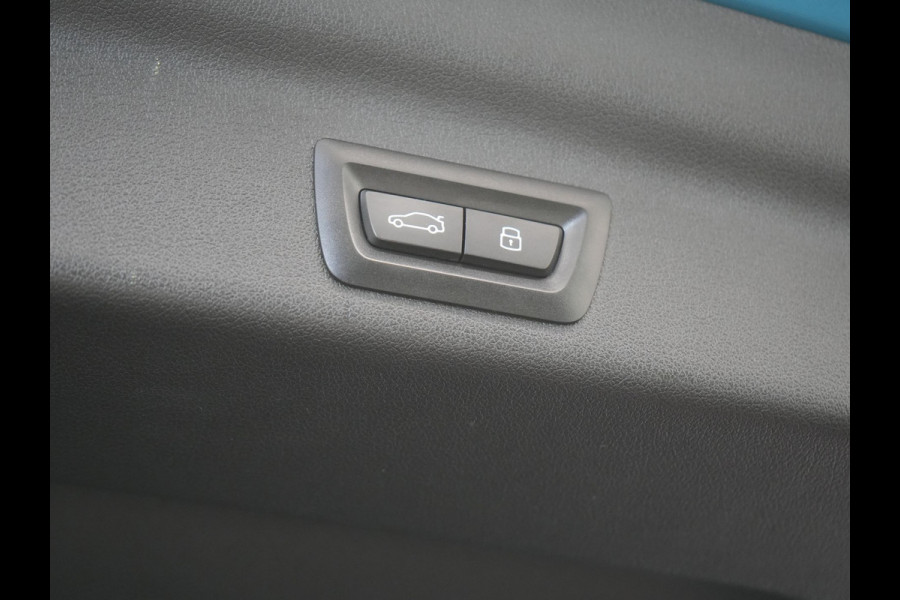 BMW X1 xDrive30e X Line PHEV 327pk Dealer O.H. | Camera | Lederen Sportstoelen & Stuur Verwarmd | Sfeerverlichting | Apple Carplay | Blis | Keyless | Navigatie | DAB | Cruise Control | 20"L.M | Plug In Hybrid |