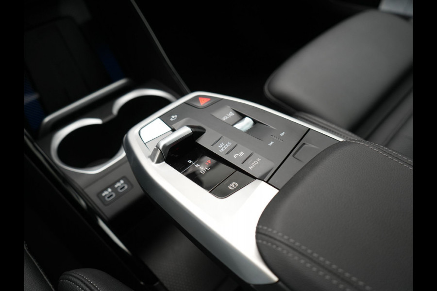 BMW X1 xDrive30e X Line PHEV 327pk Dealer O.H. | Camera | Lederen Sportstoelen & Stuur Verwarmd | Sfeerverlichting | Apple Carplay | Blis | Keyless | Navigatie | DAB | Cruise Control | 20"L.M | Plug In Hybrid |