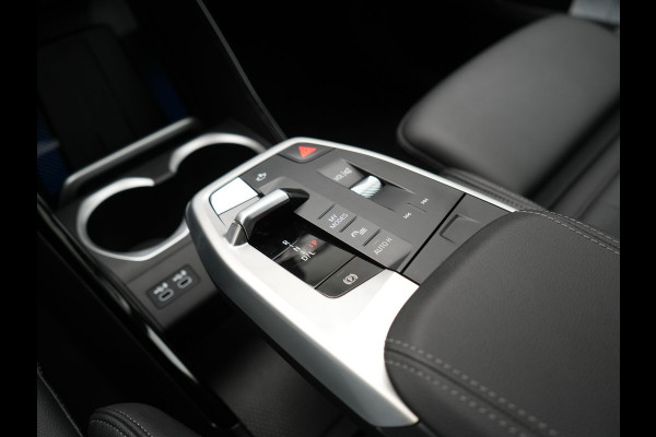 BMW X1 xDrive30e X Line PHEV 327pk Dealer O.H. | Camera | Lederen Sportstoelen & Stuur Verwarmd | Sfeerverlichting | Apple Carplay | Blis | Keyless | Navigatie | DAB | Cruise Control | 20"L.M | Plug In Hybrid |