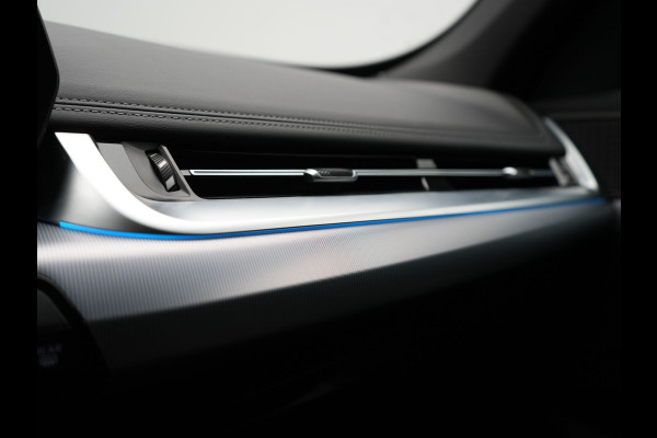 BMW X1 xDrive30e X Line PHEV 327pk Dealer O.H. | Camera | Lederen Sportstoelen & Stuur Verwarmd | Sfeerverlichting | Apple Carplay | Blis | Keyless | Navigatie | DAB | Cruise Control | 20"L.M | Plug In Hybrid |