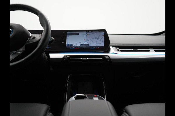 BMW X1 xDrive30e X Line PHEV 327pk Dealer O.H. | Camera | Lederen Sportstoelen & Stuur Verwarmd | Sfeerverlichting | Apple Carplay | Blis | Keyless | Navigatie | DAB | Cruise Control | 20"L.M | Plug In Hybrid |