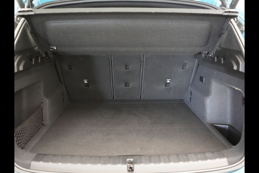 BMW X1 xDrive30e X Line PHEV 327pk Dealer O.H. | Camera | Lederen Sportstoelen & Stuur Verwarmd | Sfeerverlichting | Apple Carplay | Blis | Keyless | Navigatie | DAB | Cruise Control | 20"L.M | Plug In Hybrid |