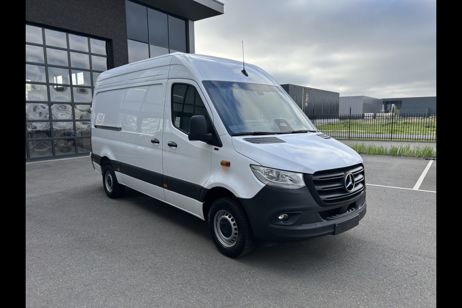 Mercedes-Benz Sprinter 317 CDI L2 H2 Pro Facelift / MBUX / Navigatie / Camera / Geveerde stoel / Cruise control / Airco / 270 Graden achterdeuren