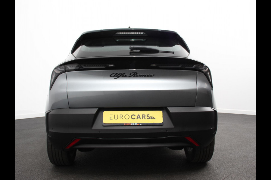 Alfa Romeo junior Elettrica Automaat 156PK Adaptieve Cruise Control LMV 18 inch Full Led Matrix Parkeer sensoren Navigatie Apple Carplay / Android auto  Climate Control