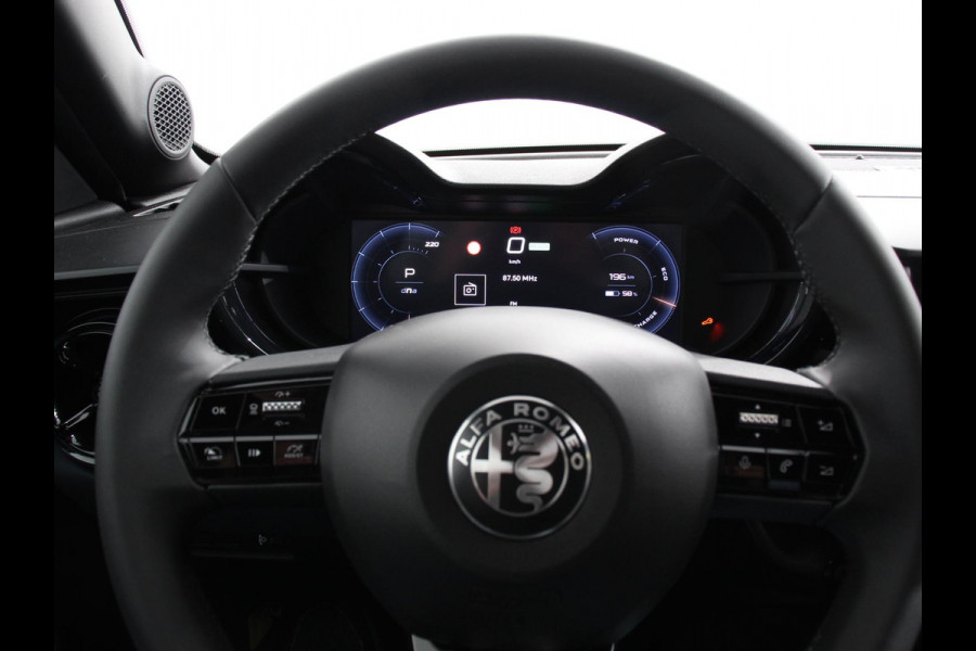 Alfa Romeo junior Elettrica Automaat 156PK Adaptieve Cruise Control LMV 18 inch Full Led Matrix Parkeer sensoren Navigatie Apple Carplay / Android auto  Climate Control