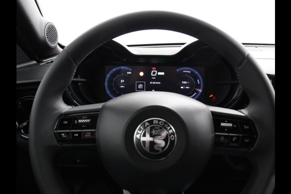 Alfa Romeo junior Elettrica Automaat 156PK Adaptieve Cruise Control LMV 18 inch Full Led Matrix Parkeer sensoren Navigatie Apple Carplay / Android auto  Climate Control