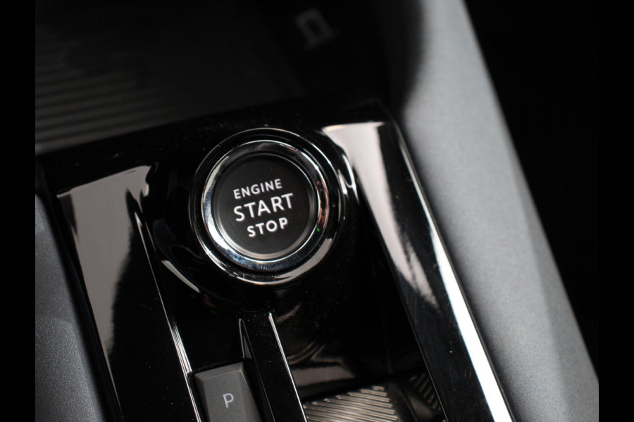 Alfa Romeo junior Elettrica Automaat 156PK Adaptieve Cruise Control LMV 18 inch Full Led Matrix Parkeer sensoren Navigatie Apple Carplay / Android auto  Climate Control