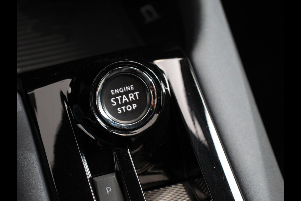 Alfa Romeo junior Elettrica Automaat 156PK Adaptieve Cruise Control LMV 18 inch Full Led Matrix Parkeer sensoren Navigatie Apple Carplay / Android auto  Climate Control