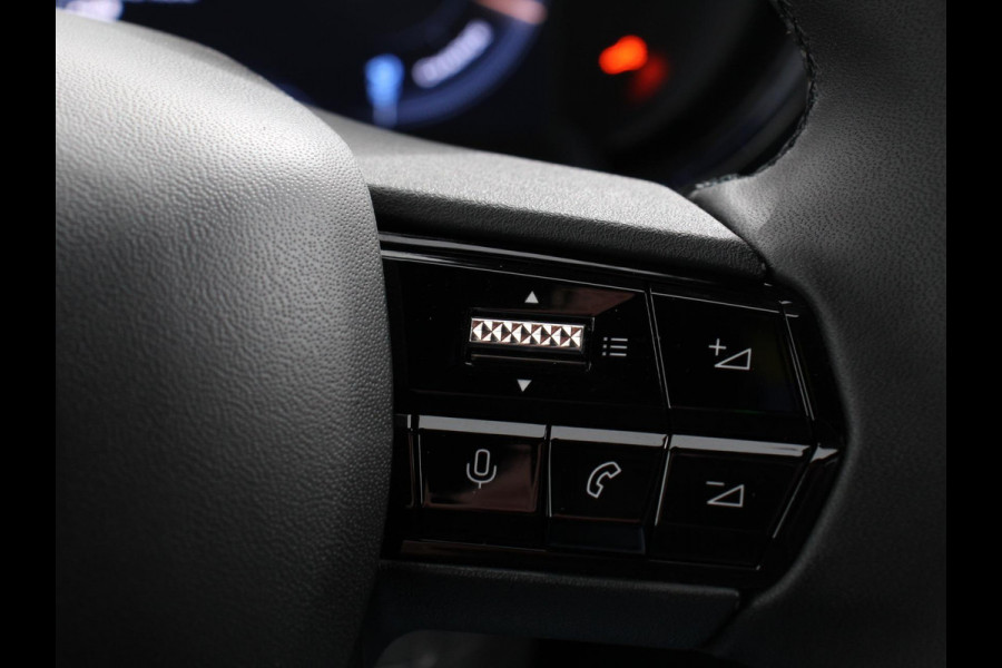 Alfa Romeo junior Elettrica Automaat 156PK Adaptieve Cruise Control LMV 18 inch Full Led Matrix Parkeer sensoren Navigatie Apple Carplay / Android auto  Climate Control