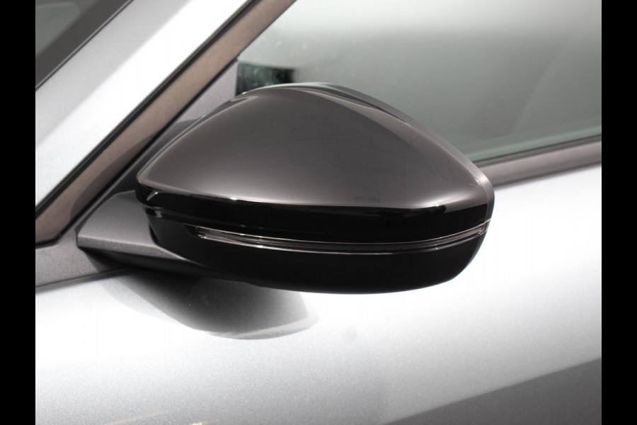 Alfa Romeo junior Elettrica Automaat 156PK Adaptieve Cruise Control LMV 18 inch Full Led Matrix Parkeer sensoren Navigatie Apple Carplay / Android auto  Climate Control