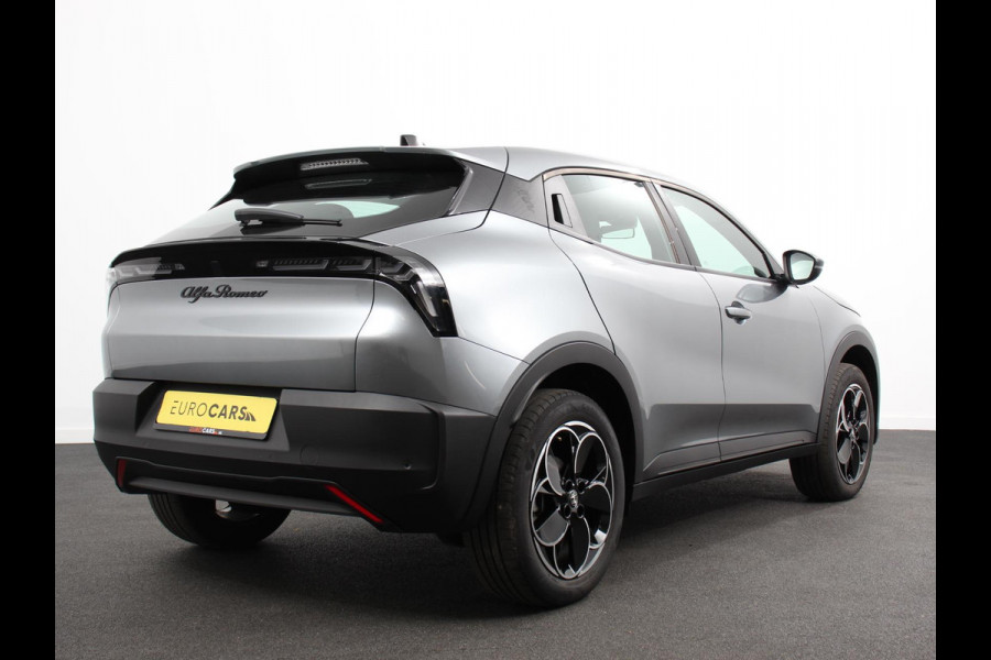 Alfa Romeo junior Elettrica Automaat 156PK Adaptieve Cruise Control LMV 18 inch Full Led Matrix Parkeer sensoren Navigatie Apple Carplay / Android auto  Climate Control