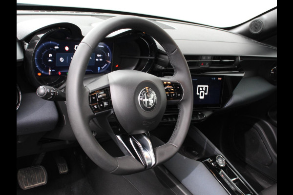 Alfa Romeo junior Elettrica Automaat 156PK Adaptieve Cruise Control LMV 18 inch Full Led Matrix Parkeer sensoren Navigatie Apple Carplay / Android auto  Climate Control