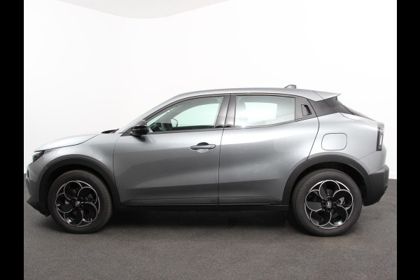 Alfa Romeo junior Elettrica Automaat 156PK Adaptieve Cruise Control LMV 18 inch Full Led Matrix Parkeer sensoren Navigatie Apple Carplay / Android auto  Climate Control