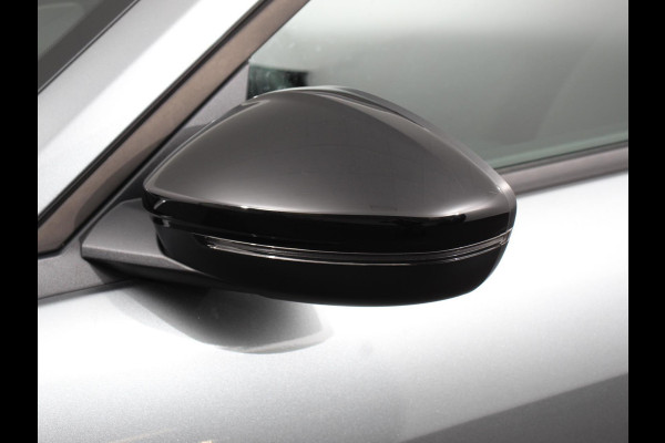 Alfa Romeo junior Elettrica Automaat 156PK Adaptieve Cruise Control LMV 18 inch Full Led Matrix Parkeer sensoren Navigatie Apple Carplay / Android auto  Climate Control