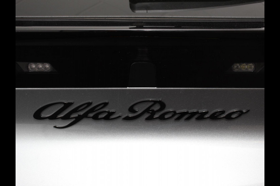 Alfa Romeo junior Elettrica Automaat 156PK Adaptieve Cruise Control LMV 18 inch Full Led Matrix Parkeer sensoren Navigatie Apple Carplay / Android auto  Climate Control