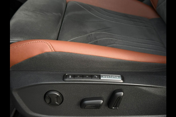 Volkswagen ID.4 Tech Max 77 kWh, VOL OPTIES, panoramadak, electr trekhaak, headup display, matrix led, NL auto met nap