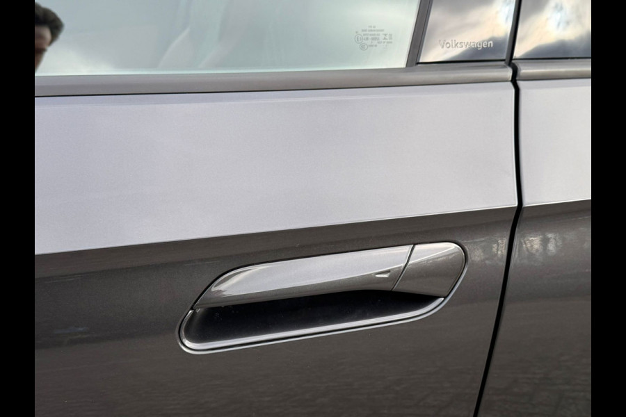 Volkswagen ID.4 Tech Max 77 kWh, VOL OPTIES, panoramadak, electr trekhaak, headup display, matrix led, NL auto met nap