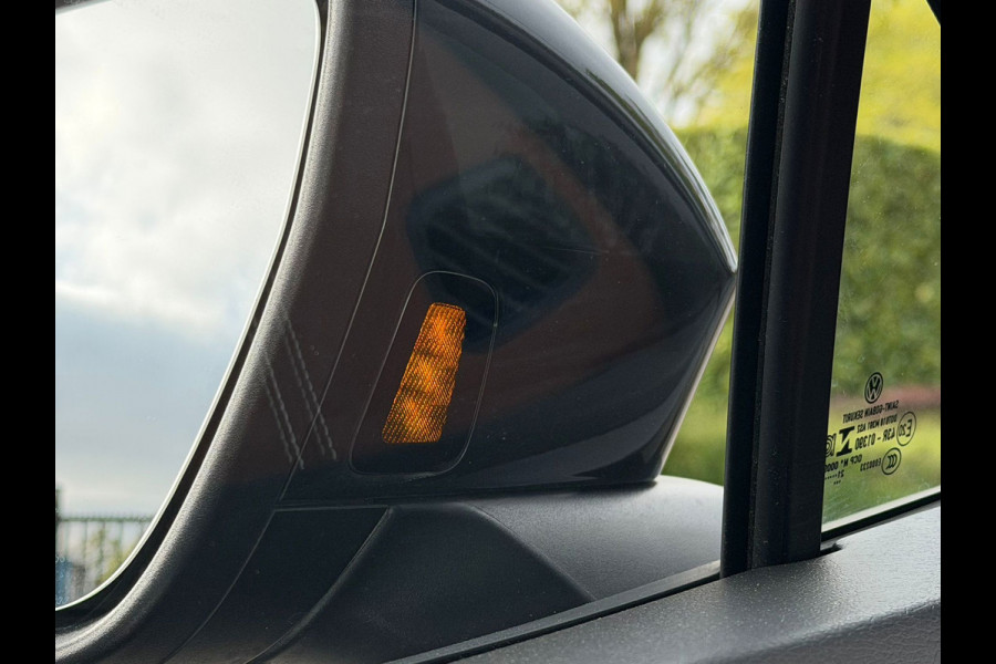 Volkswagen ID.4 Tech Max 77 kWh, VOL OPTIES, panoramadak, electr trekhaak, headup display, matrix led, NL auto met nap