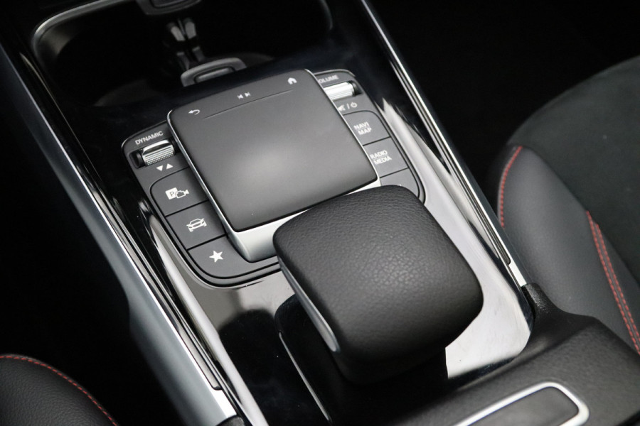 Mercedes-Benz Glb 200 Automaat AMG Line, Panoramadak, Trekhaak, Stoelverwarming