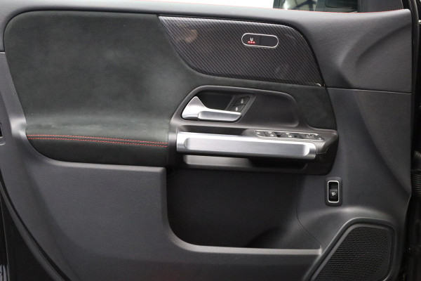Mercedes-Benz Glb 200 Automaat AMG Line, Panoramadak, Trekhaak, Stoelverwarming