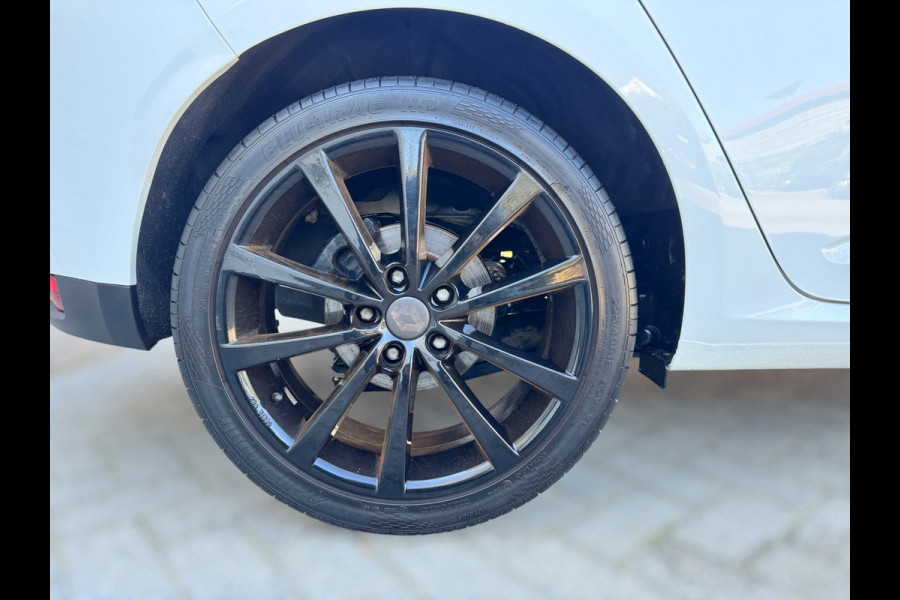 Renault Mégane 1.2 TCe Zen PDC / CRUISE / NAVI / STOELVERWARMING / ZWARTE LMV / ECC