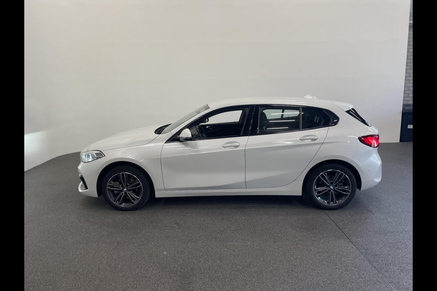 BMW 1-serie 118i Sportline Business Edition Automaat Navigatie Apple Carplay/Android Auto Camera Parkeersensoren Cruise Control Virtual Cockpit Sfeerverlichting Ledverlichting Climate Control Lichtmetalen velgen