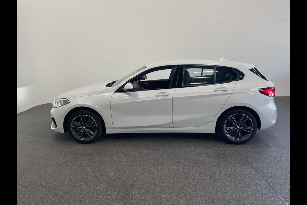 BMW 1-serie 118i Sportline Business Edition Automaat Navigatie Apple Carplay/Android Auto Camera Parkeersensoren Cruise Control Virtual Cockpit Sfeerverlichting Ledverlichting Climate Control Lichtmetalen velgen