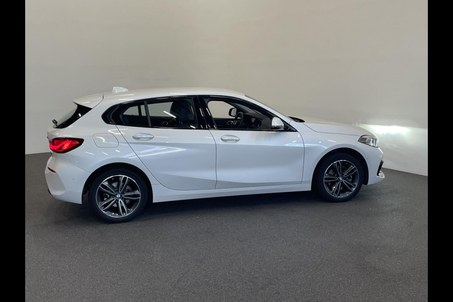 BMW 1-serie 118i Sportline Business Edition Automaat Navigatie Apple Carplay/Android Auto Camera Parkeersensoren Cruise Control Virtual Cockpit Sfeerverlichting Ledverlichting Climate Control Lichtmetalen velgen