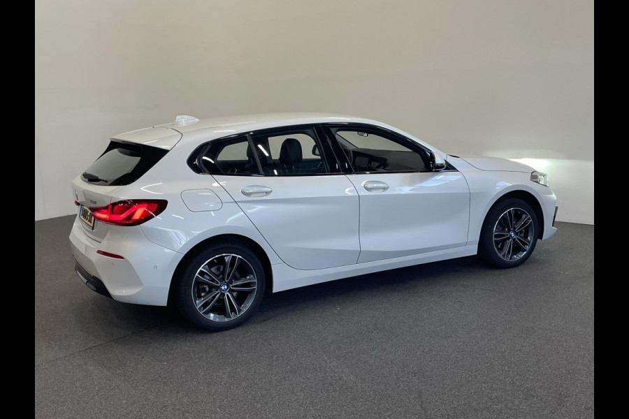 BMW 1-serie 118i Sportline Business Edition Automaat Navigatie Apple Carplay/Android Auto Camera Parkeersensoren Cruise Control Virtual Cockpit Sfeerverlichting Ledverlichting Climate Control Lichtmetalen velgen