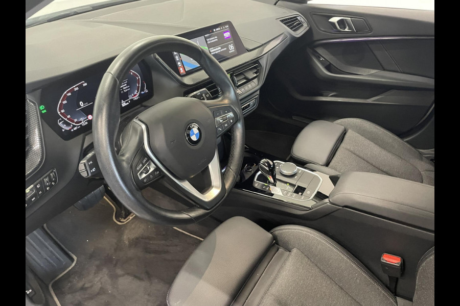 BMW 1-serie 118i Sportline Business Edition Automaat Navigatie Apple Carplay/Android Auto Camera Parkeersensoren Cruise Control Virtual Cockpit Sfeerverlichting Ledverlichting Climate Control Lichtmetalen velgen