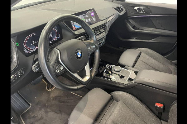 BMW 1-serie 118i Sportline Business Edition Automaat Navigatie Apple Carplay/Android Auto Camera Parkeersensoren Cruise Control Virtual Cockpit Sfeerverlichting Ledverlichting Climate Control Lichtmetalen velgen