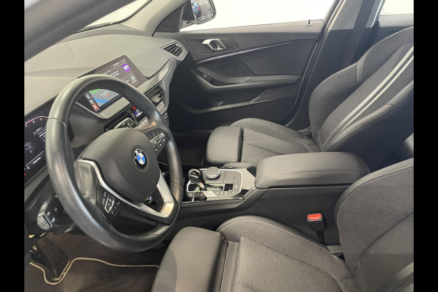 BMW 1-serie 118i Sportline Business Edition Automaat Navigatie Apple Carplay/Android Auto Camera Parkeersensoren Cruise Control Virtual Cockpit Sfeerverlichting Ledverlichting Climate Control Lichtmetalen velgen