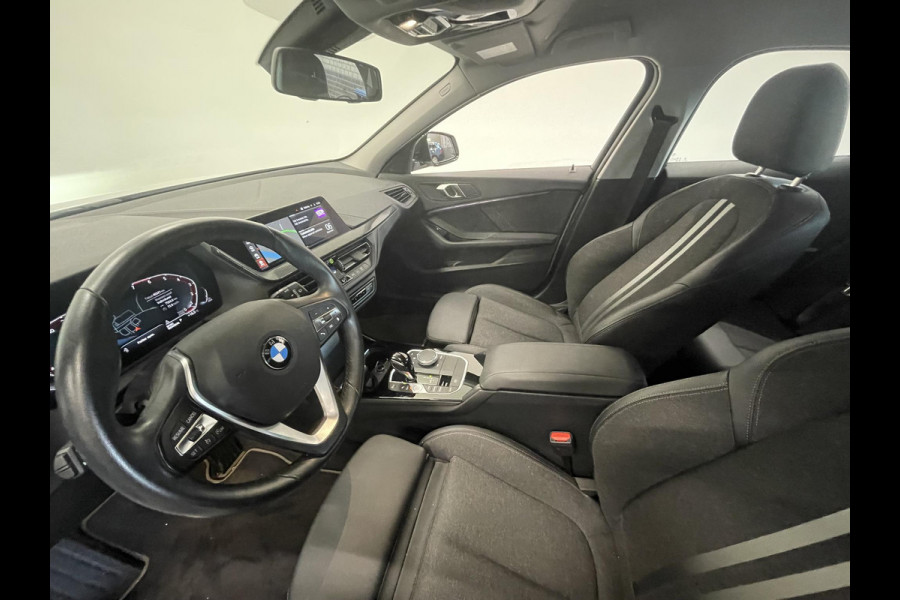 BMW 1-serie 118i Sportline Business Edition Automaat Navigatie Apple Carplay/Android Auto Camera Parkeersensoren Cruise Control Virtual Cockpit Sfeerverlichting Ledverlichting Climate Control Lichtmetalen velgen